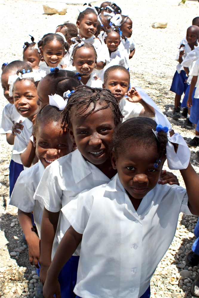 ti-aiyti-school-girls-lined-up_667x1000.jpg